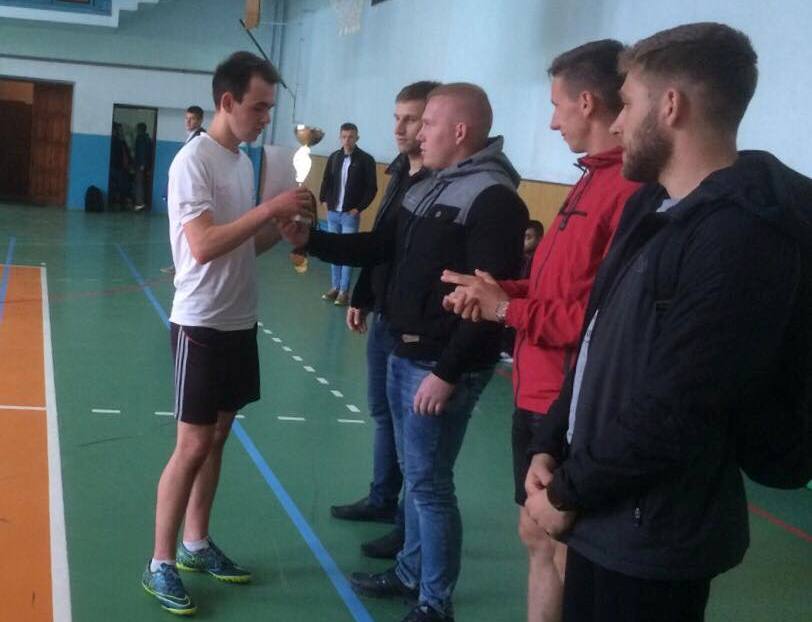 Вручення переможного кубку капітану команди географічного факультету